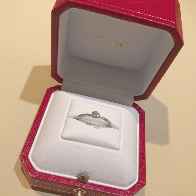 【カルティエ(Cartier)の口コミ】 定番の婚約指輪とは違い周りまでキラキラと光っているところに惹かれまし…
