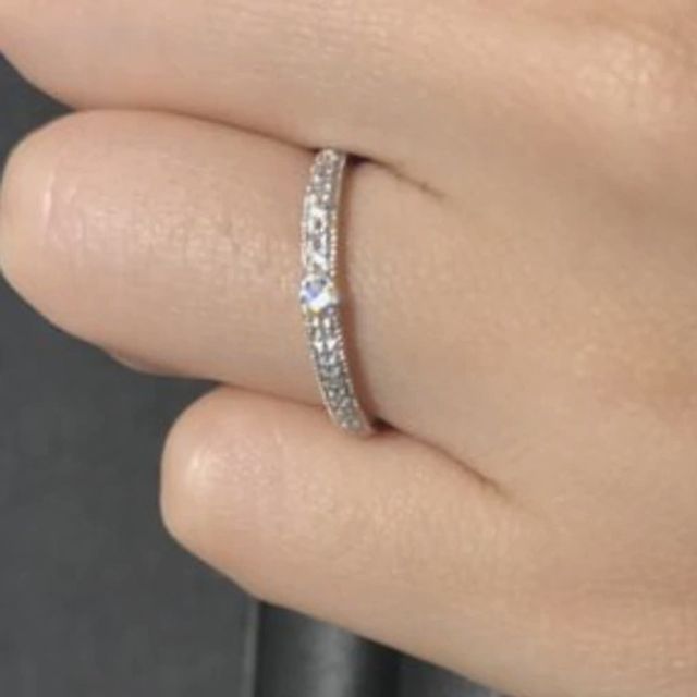 【エクセルコダイヤモンド(EXELCO DIAMOND)の口コミ】 ダイヤモンドがたくさん付いておりキラキラとした輝きが特徴的なリングで…