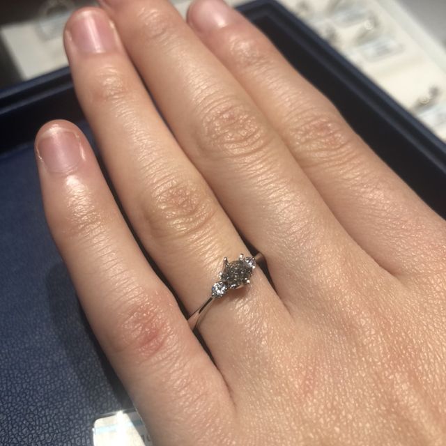 【銀座ダイヤモンドシライシの口コミ】 この結婚指輪は、真ん中のダイヤモンドが目立つようなデザインになってい…