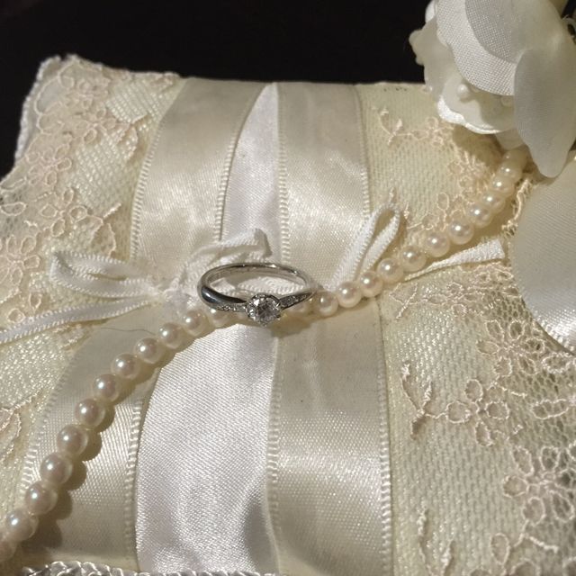 【4℃ BRIDAL(ヨンドシーブライダル)の口コミ】 エンゲージリングを探し出してすぐにこの指輪に出会いました。
流れるよう…