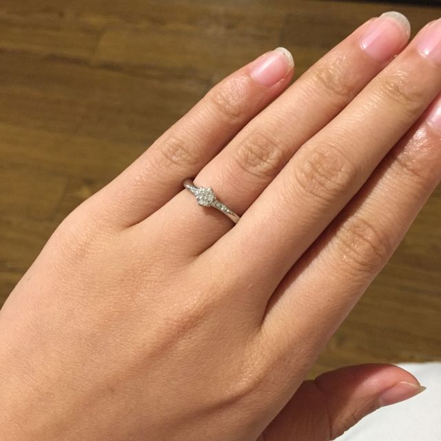 【4℃ BRIDAL(ヨンドシーブライダル)の口コミ】 エンゲージリングを探し出してすぐにこの指輪に出会いました。
流れるよう…