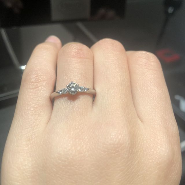 【エクセルコダイヤモンド(EXELCO DIAMOND)の口コミ】 横にもダイヤモンドがついているところが可愛いです。デザインにこだわっ…