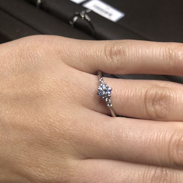 【アイプリモ(I-PRIMO)の口コミ】 大きなダイヤモンドの横にも小さなダイヤモンドがついているところが可愛…