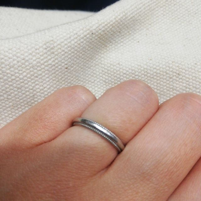 【ヴァンドーム青山(VENDOME AOYAMA)の口コミ】 ダイヤはついていませんが
ミル打ちとなっているのでシンプルすぎずおすす…