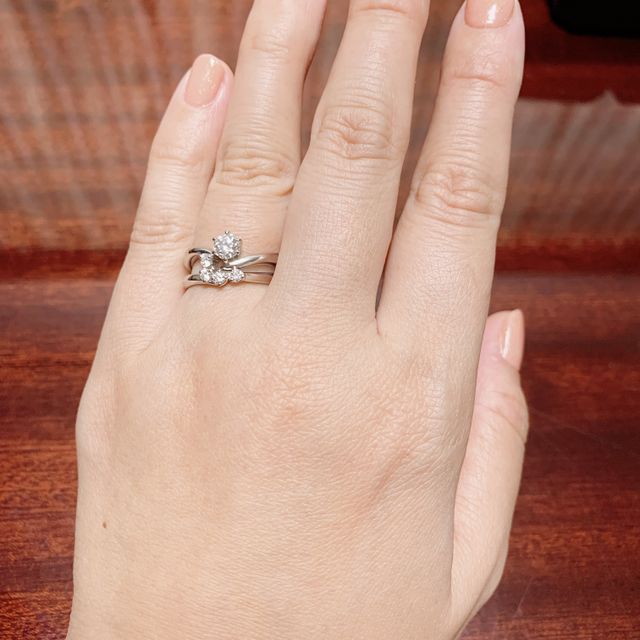 【銀座ダイヤモンドシライシの口コミ】 ダイヤモンドの指輪を重ね付けしたかったので、メインの石が引き立つデザ…