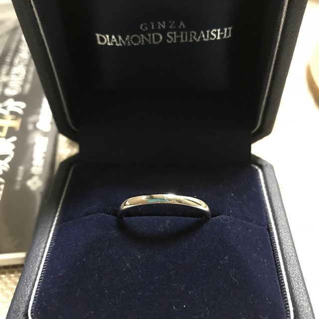 【銀座ダイヤモンドシライシの口コミ】 シンプルなデザインの指輪が良かったので、この指輪にしました。素材はPT9…