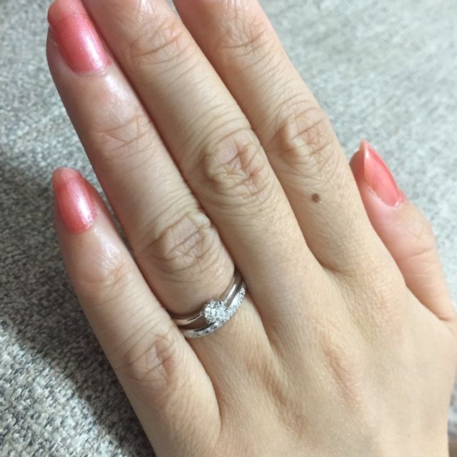 【銀座ダイヤモンドシライシの口コミ】 結婚指輪にも小さなダイヤモンドがたくさん入っているデザインがとても気…