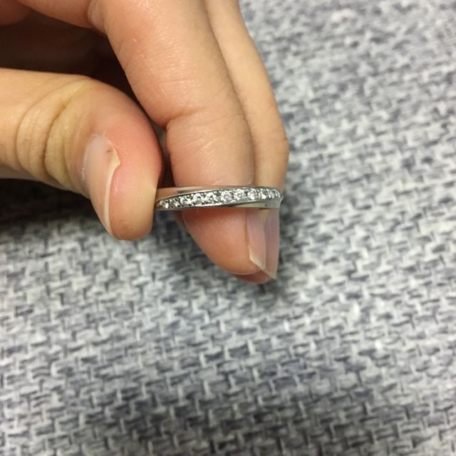 【アンジェリックフォセッテ(Angelique Fossette)の口コミ】 デザインはダイヤが入った物がよく、かつ横のラインでダイヤが流れるよう…