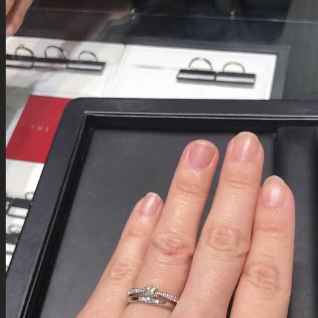 【ラザール ダイヤモンド(LAZARE DIAMOND)の口コミ】 ダイヤの輝きと、長く着けられる洗練されたデザインです。試着の際、鏡に…