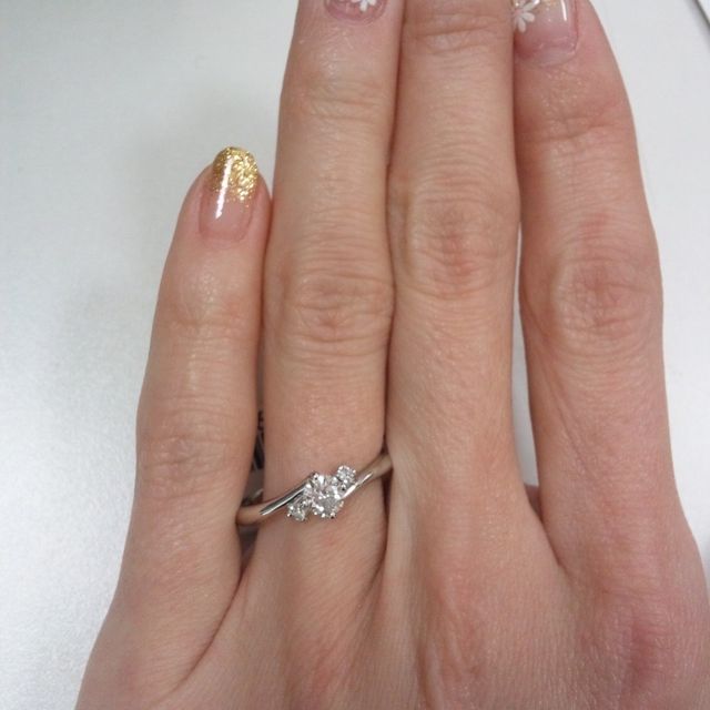 【ジュエリーツツミ(JEWELRY TSUTSUMI)の口コミ】 シンプルなデザインですが、メインのダイヤが大きくて目立ちます。サイド…