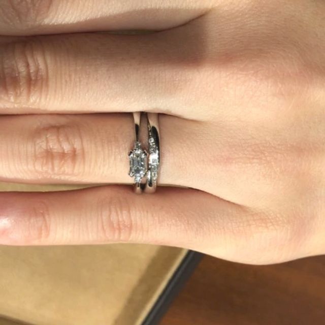 【ORECCHIO(オレッキオ)の口コミ】 婚約指輪は中央がエメラルドカットのダイヤモンドであり、サイドにメレダ…