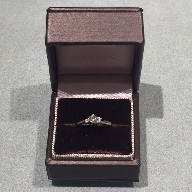 【アイプリモ(I-PRIMO)の口コミ】 流れるような流線型の指輪は指が細くなると聞いたので、クロスしてるよう…