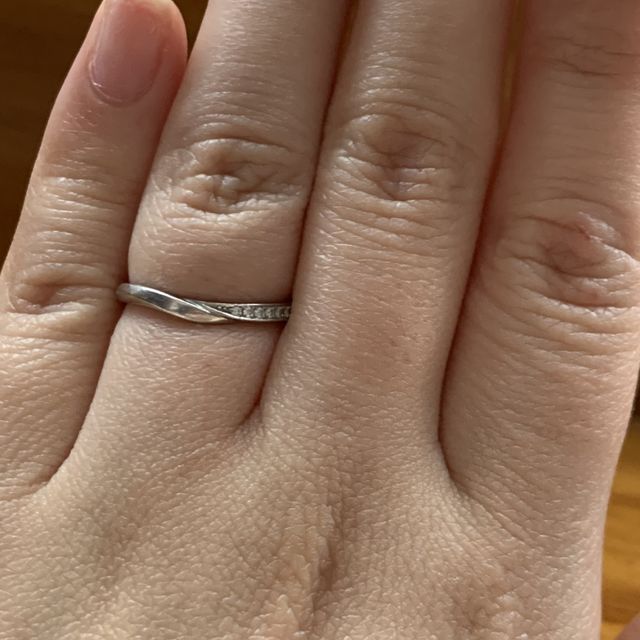 【俄(にわか)の口コミ】 仕事中でもつけられるようなデザインを探していました。ただ、地味すぎる…