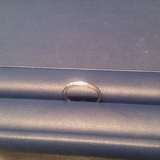 【銀座ダイヤモンドシライシの口コミ】 いくつか試着しましたが、ウェーブのデザインがどの角度から見てもダイヤ…