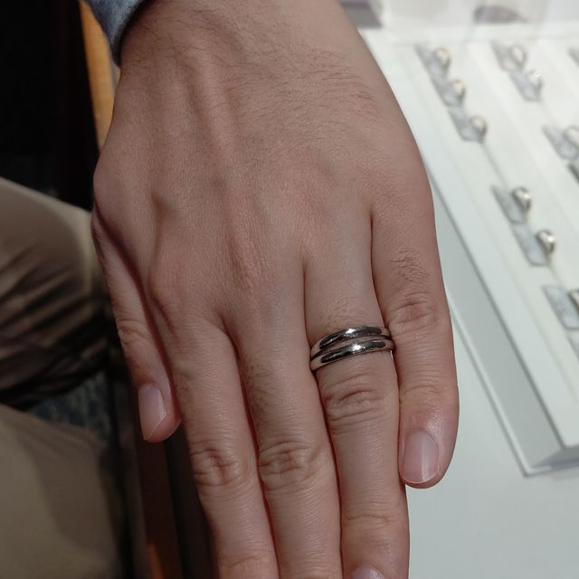 【銀座ダイヤモンドシライシの口コミ】 婚約指輪もシライシさんのものを贈っていただいたので、結婚指輪も同じブ…