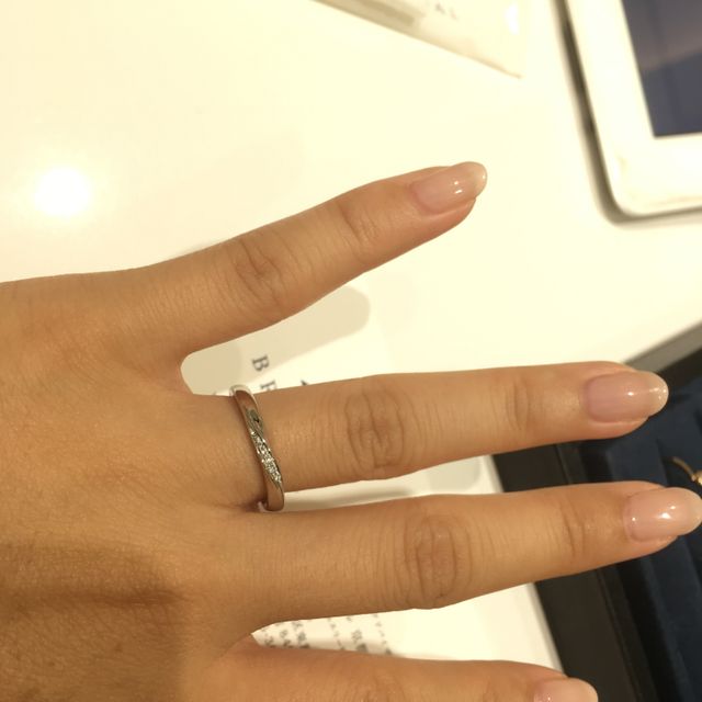 【4℃ BRIDAL(ヨンドシーブライダル)の口コミ】 細みのデザインで、ダイヤが控えめにラインで入っていて指が華奢に見える…