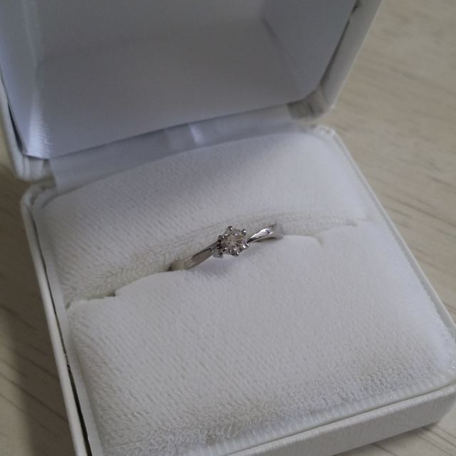 【BELLE BLANCHE(ベルブランシュ)の口コミ】 リングの曲線と石の大きさ、全体的にシンプルなデザインが気に入り購入し…