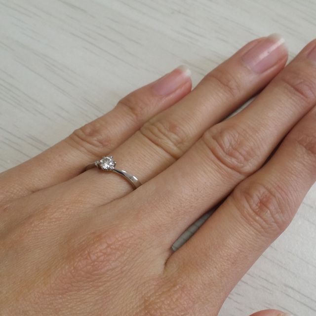 【BELLE BLANCHE(ベルブランシュ)の口コミ】 リングの曲線と石の大きさ、全体的にシンプルなデザインが気に入り購入し…