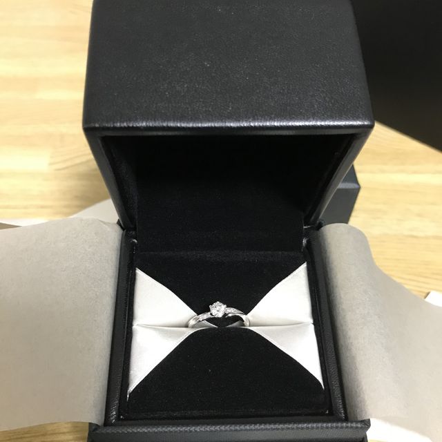 【エクセルコダイヤモンド(EXELCO DIAMOND)の口コミ】 婚約指輪なので少し華やかさのあるものを探していました。実際に試着をさ…