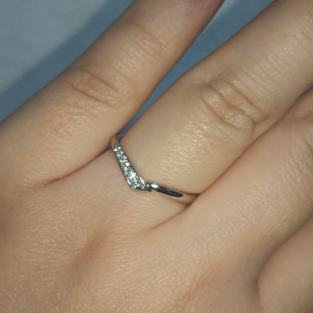【4℃ BRIDAL(ヨンドシーブライダル)の口コミ】 いろいろ見たなかで、指が長く綺麗に見えるとのとこでV字のデザインにしま…
