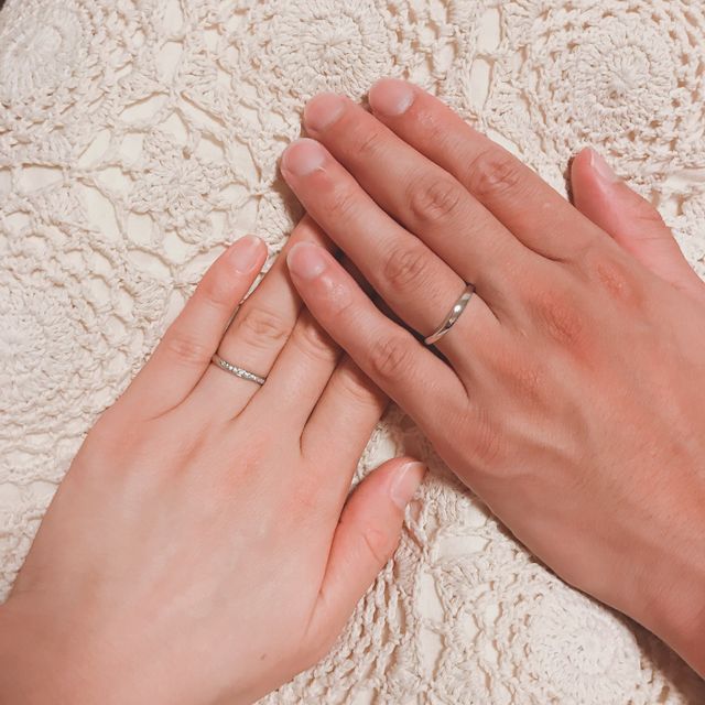 【ラザール ダイヤモンド(LAZARE DIAMOND)の口コミ】 一つだけでつけても映えるように！
また婚約指輪と重ね付けしてもいいよう…