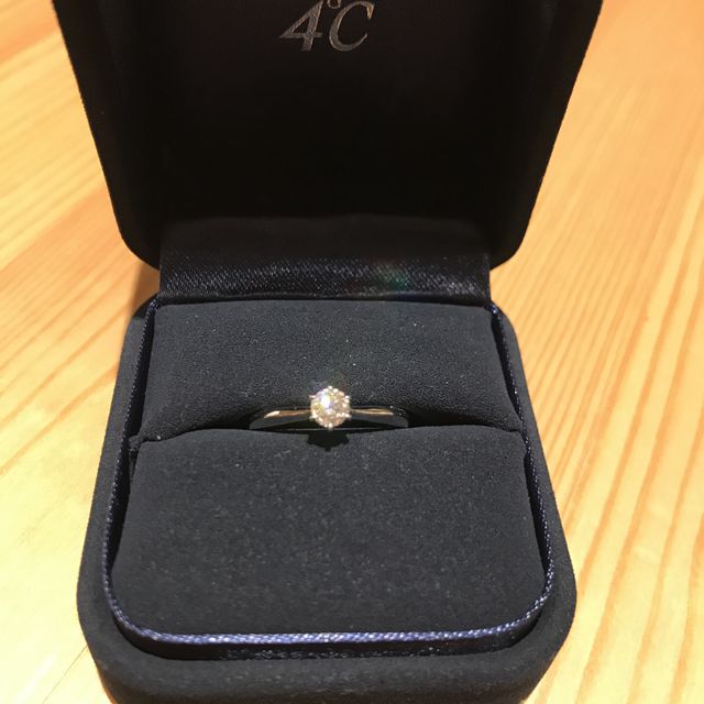【4℃ BRIDAL(ヨンドシーブライダル)の口コミ】 シンプルで王道のデザイン。だからこその輝き。そこに惹かれました。結婚…