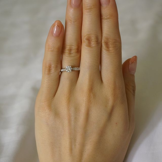 【ティファニー(Tiffany & Co.)の口コミ】 指が細めの私の指に合うバンドの細さとダイヤのクオリティーを重視し、テ…
