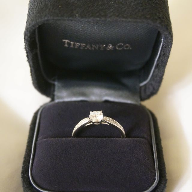 【ティファニー(Tiffany & Co.)の口コミ】 指が細めの私の指に合うバンドの細さとダイヤのクオリティーを重視し、テ…