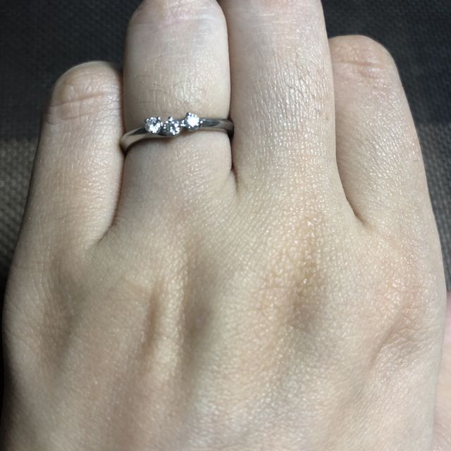 【銀座ダイヤモンドシライシの口コミ】 細身のリングで日常でつけていても邪魔にならず、でも華やかさがあるデザ…