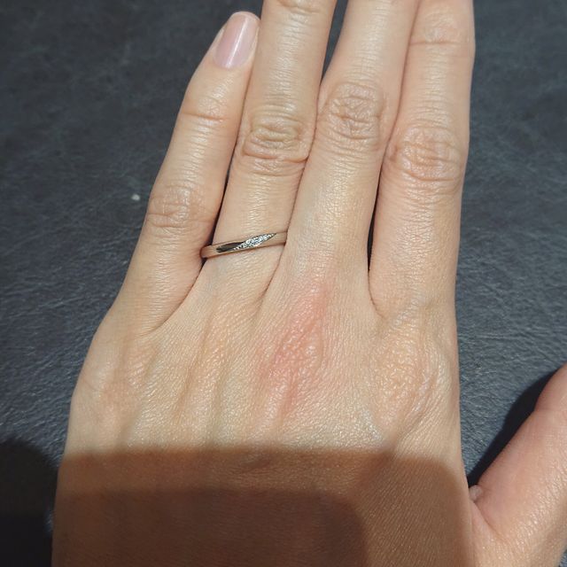 【TRECENTI(トレセンテ)の口コミ】 指馴染み・つけ心地が良く、デザインもシンプルで婚約指輪との重ねづけが…