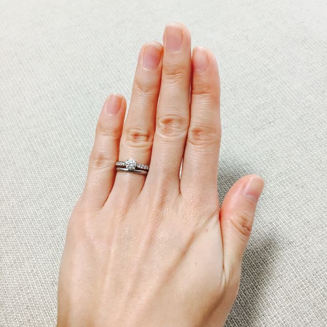 【ティファニー(Tiffany & Co.)の口コミ】 婚約指輪がサイドにもダイヤモンドがある煌びやかなデザインだったため、…