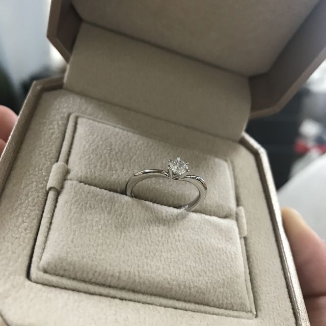 【TRECENTI(トレセンテ)の口コミ】 まず指輪の形がシンプルで素敵だなと思いました。2店舗まわり比較してみて…