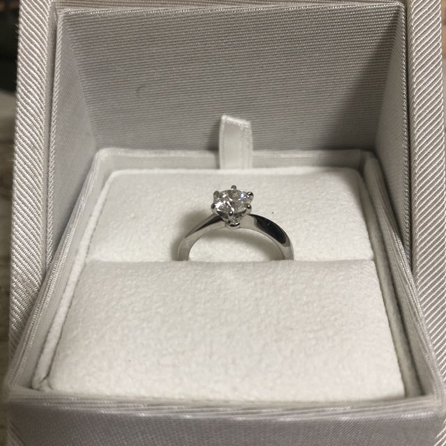 【ENUOVE(イノーヴェ)の口コミ】 プロポーズリングをいただき、リングを２人で選びに行きました。ダイヤが…