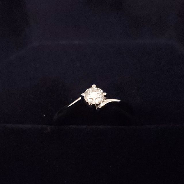 【4℃ BRIDAL(ヨンドシーブライダル)の口コミ】 彼女の希望でこの指輪になりました。
たまたま入荷していた別のダイヤモン…