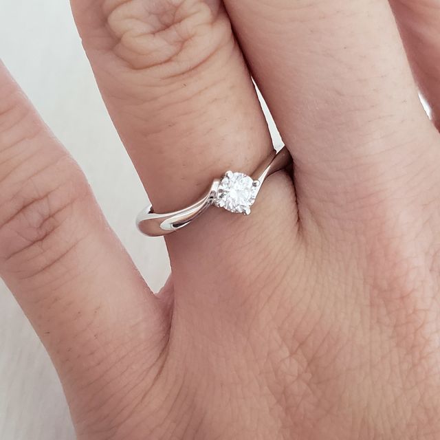 【4℃ BRIDAL(ヨンドシーブライダル)の口コミ】 彼女の希望でこの指輪になりました。
たまたま入荷していた別のダイヤモン…