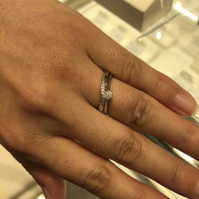 【festaria bijou SOPHIA(フェスタリア ビジュソフィア)の口コミ】 婚約指輪は気に入りました。理由は、4つ爪でダイヤを固定しており、ダイヤ…