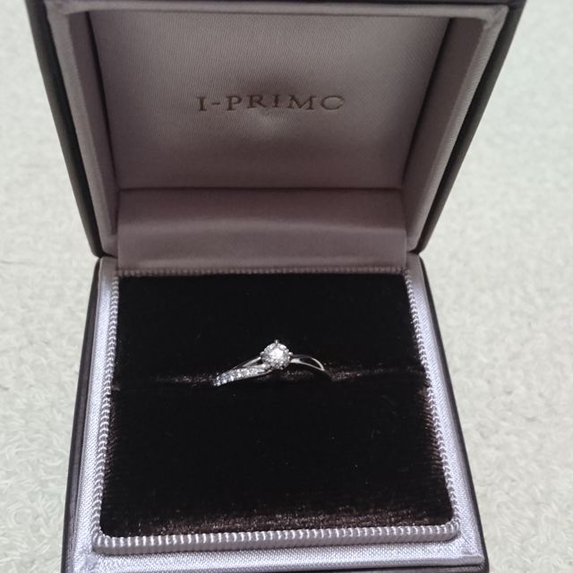 【アイプリモ(I-PRIMO)の口コミ】 指輪のデザインが素敵だったことが決め手でした。デザインが左右非対称な…