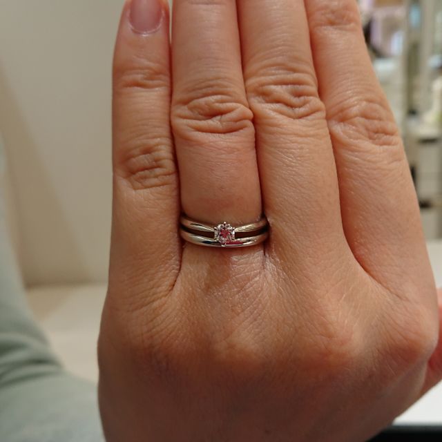 【4℃ BRIDAL(ヨンドシーブライダル)の口コミ】 シンプルな一石タイプはずっと憧れのあるデザインで婚約指輪と言えばこの…