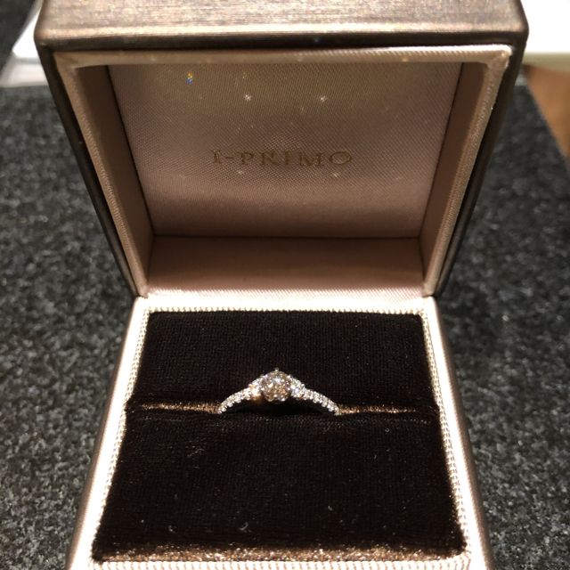 【アイプリモ(I-PRIMO)の口コミ】 わたしは華やかな指輪を探していました。
理想の指輪を頭の中でイメージし…