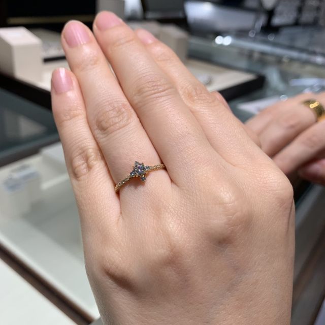 【CHARMY(チャーミー)の口コミ】 210面カットダイヤモンドがついたベーシックなデザインの婚約指輪。ダイヤ…