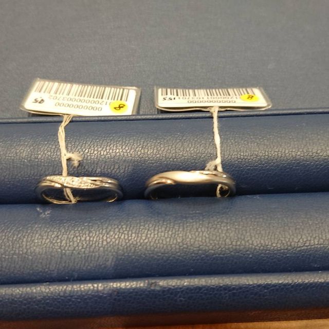 【銀座ダイヤモンドシライシの口コミ】 彼も私も指が短く、指が綺麗にみえるものがいいとＶ字のものを選びました…