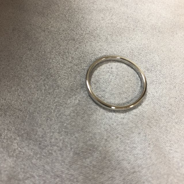 【銀座ダイヤモンドシライシの口コミ】 婚約指輪と同じデザインで、二つを重ねてつけるととても良かったです。ま…