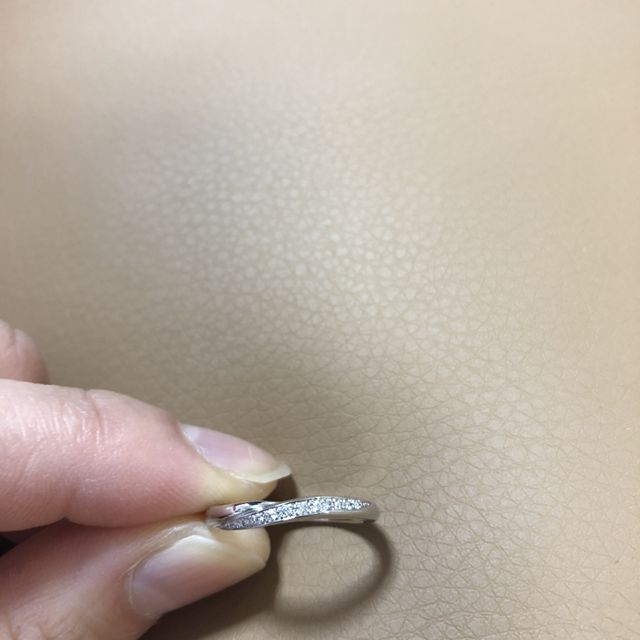 【銀座ダイヤモンドシライシの口コミ】 婚約指輪と同じデザインで、二つを重ねてつけるととても良かったです。ま…