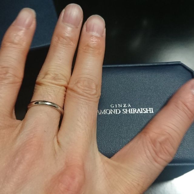 【銀座ダイヤモンドシライシの口コミ】 この指輪のデザインはシンプルで飽きがこないと思います。吸い込まれそう…