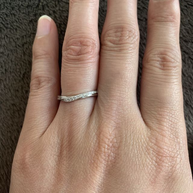 【銀座ダイヤモンドシライシの口コミ】 いろんなデザインを見せてもらいましたが、このラインがとても手指を綺麗…