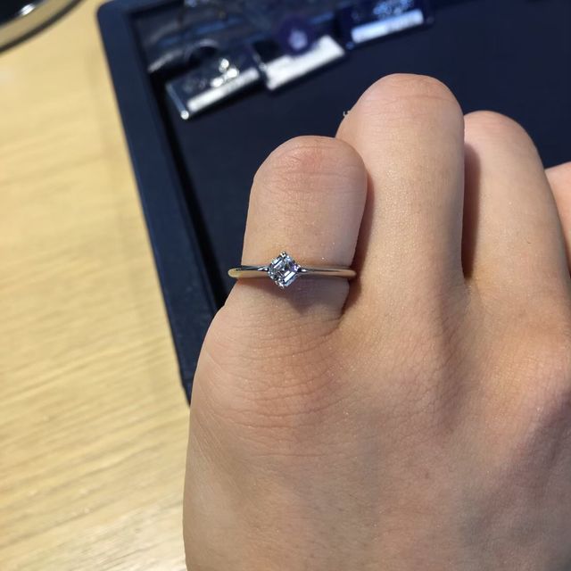 【ROYAL ASSCHER(ロイヤル・アッシャー)の口コミ】 定番のソリティアやメレダイヤの付いたものも素敵ですが、せっかくロイヤ…