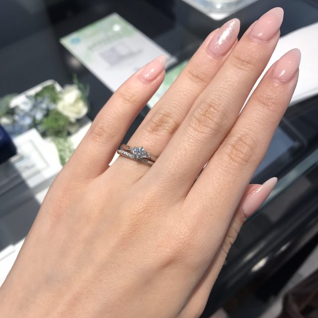 【銀座ダイヤモンドシライシの口コミ】 婚約指輪をこちらのブーケとゆうシリーズで、購入したのでセットリングが1…