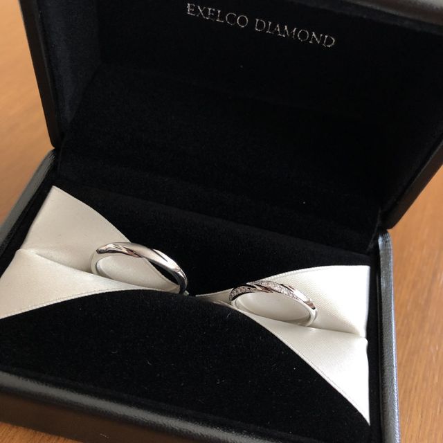 【エクセルコダイヤモンド(EXELCO DIAMOND)の口コミ】 ・お互いにお揃い感のあるデザイン
・メンズはつや消し加工がしてあり、動…