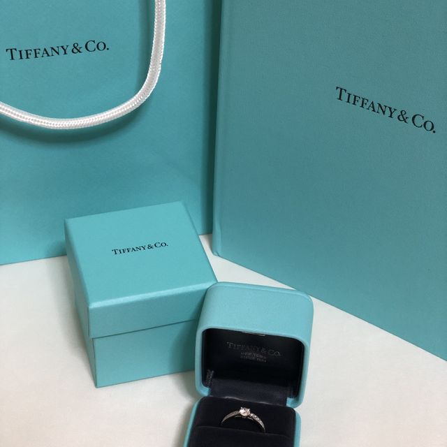 【ティファニー(Tiffany & Co.)の口コミ】 マリッジリングはとにかくダイヤモンドがリングにも敷き詰めら、センター…