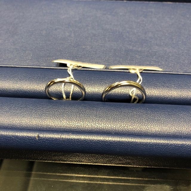 【銀座ダイヤモンドシライシの口コミ】 指輪の形はシンプルがいいけれど、ストレートだとつまらないので、 S字ラ…